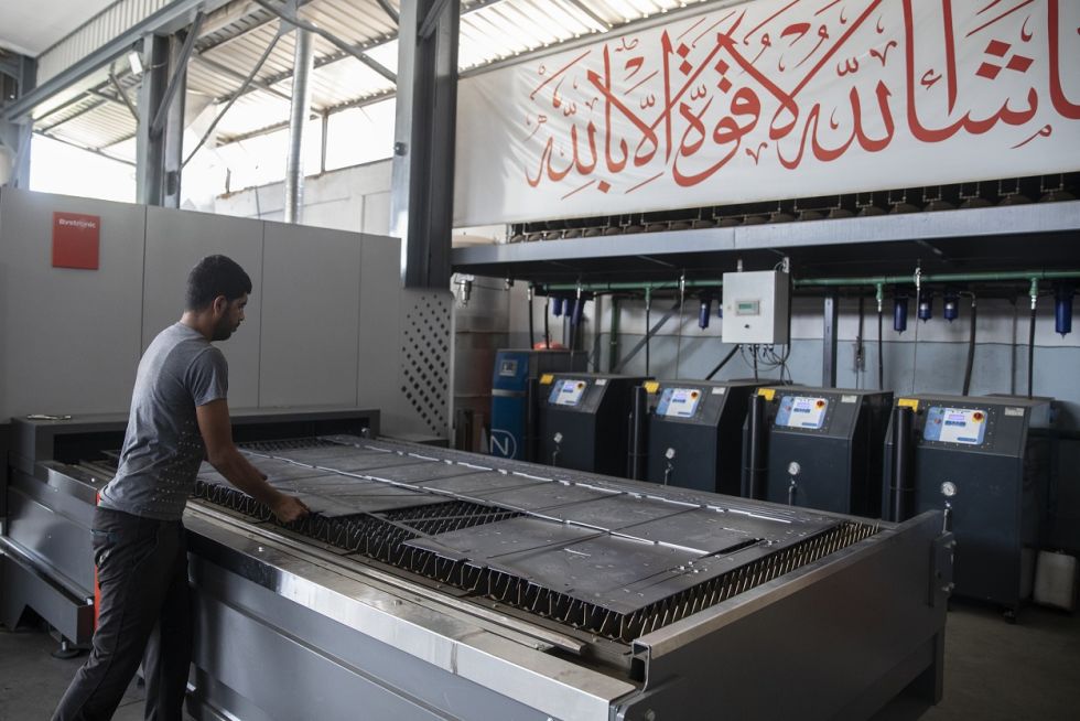 Sharq-Awsat-ByStar-cutting-table.JPG