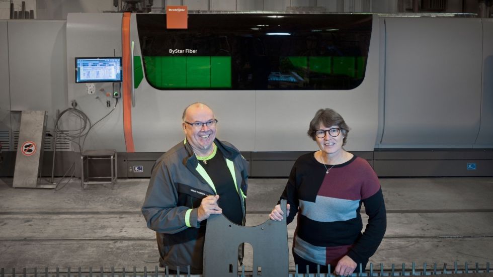 Jörgen Lundqvist and Anette Lindgren in front of the new star in Byske.