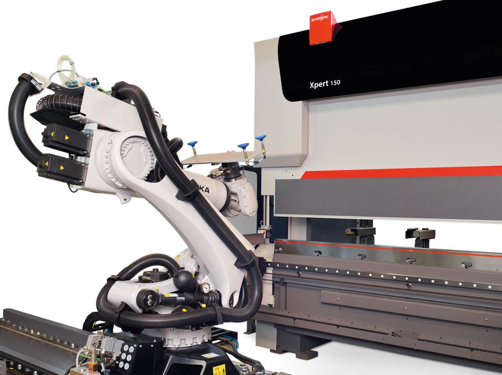 Fully automatic bending solution: The Bending Cell is just as ideally suited for the processing of long job lists as for varying orders – from small batch sizes right through to large series.