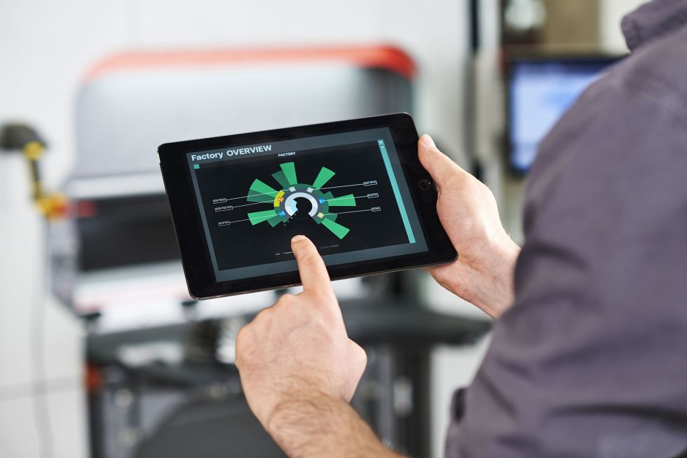 The Sunburst view widget displays production conditions at a glance. Green bars denote machines in operation. Red bars show idle machines. Blue bars combine all connected systems that form an assembly line.