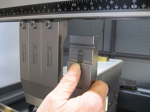 Figure 5 
Combined with hydraulic clamping systems, this quick-change tooling makes fast tool changes possible-80 percent faster than with conventional toolholders, in most cases. Moreover, upper and lower hydraulic tool clamping systems can seat, align, and clamp the complete upper and lower set of tools with the push of a button.