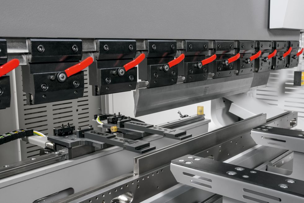 New insert height and stroke length expansion: This allows higher tools to be used with the Xact Smart. Thus, users can process parts with lower bending edges. (Option)