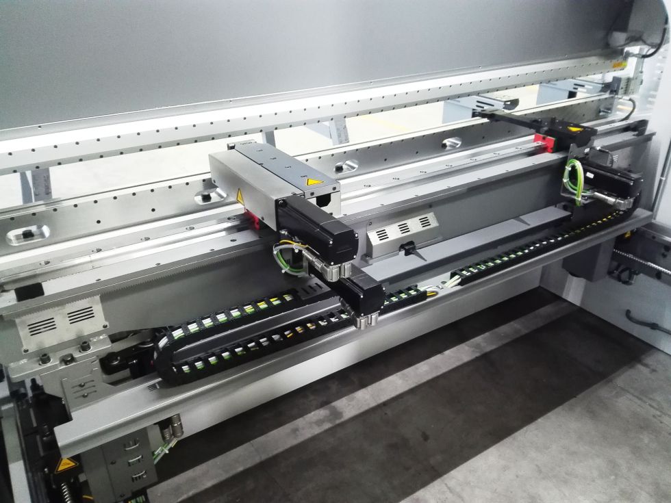 Now also available with five-axis backgauge: Users who choose this option can now also use the Xact Smart to bend complex 3D parts. (Option)