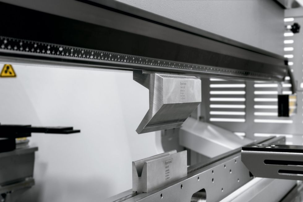 For faster tool changing: The RF-A Pro fast clamping system increases the process speed of bending jobs that require frequent tool changes. (Option)